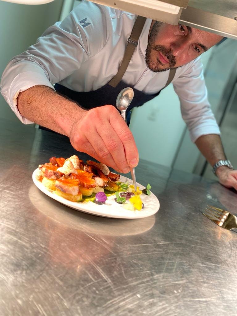 Frank Ernesto präsentiert eine kulinarische Spezialität im Fatto per te, Restaurant in Bad Honnef