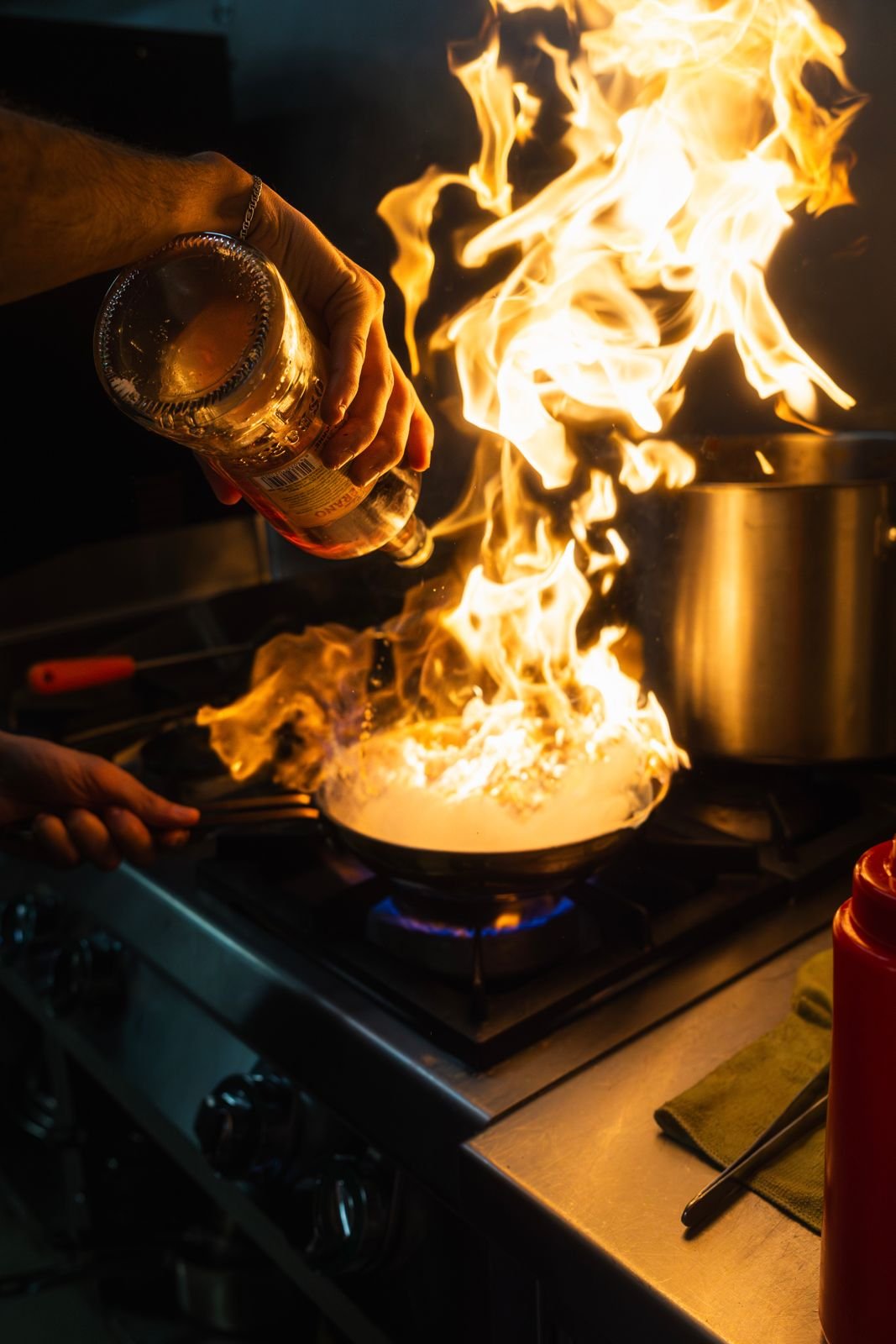 Flambieren in der Küche des Restaurants Fatto per te – Italiener in Bad Honnef